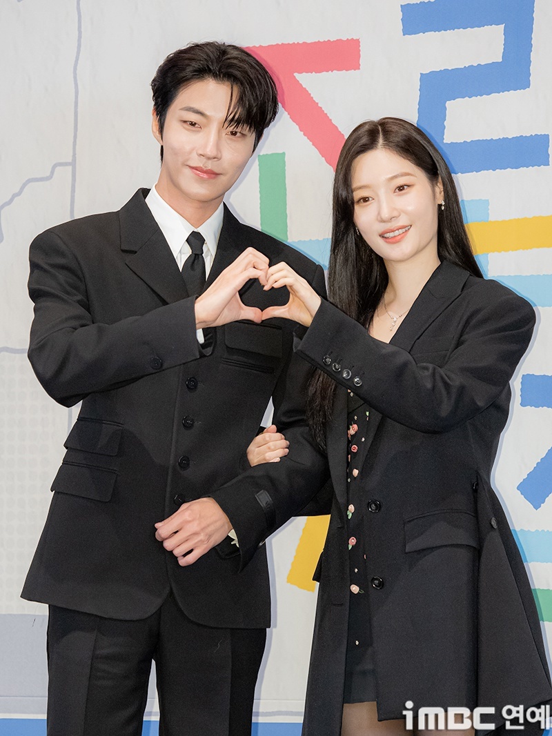 Актеры Хван Ин Еп и Чон Чэ Ён на презентации дорамы
