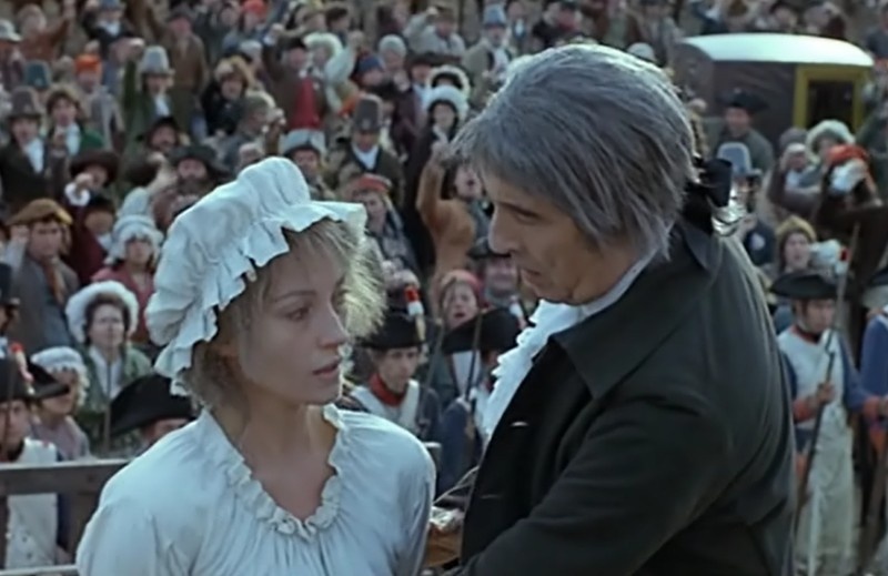 Мария-Антуанетта и палач Сансон. Кадр из фильма "Французская революция" (1989).