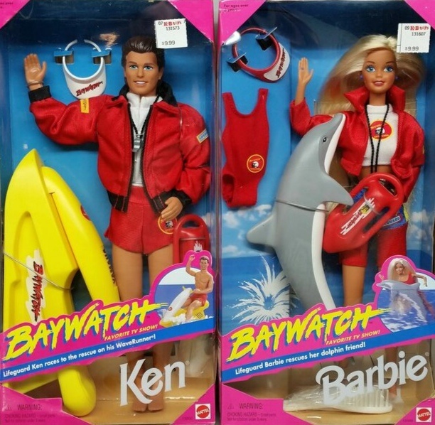 Кен и Барби шли в полной и урезанной комплектации (без бинокля и фризби как на этом фото)
