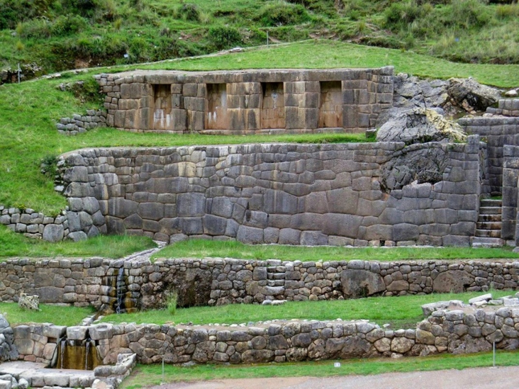 Разные типы полигональной кладки в Ольянтайтамбо Перу.