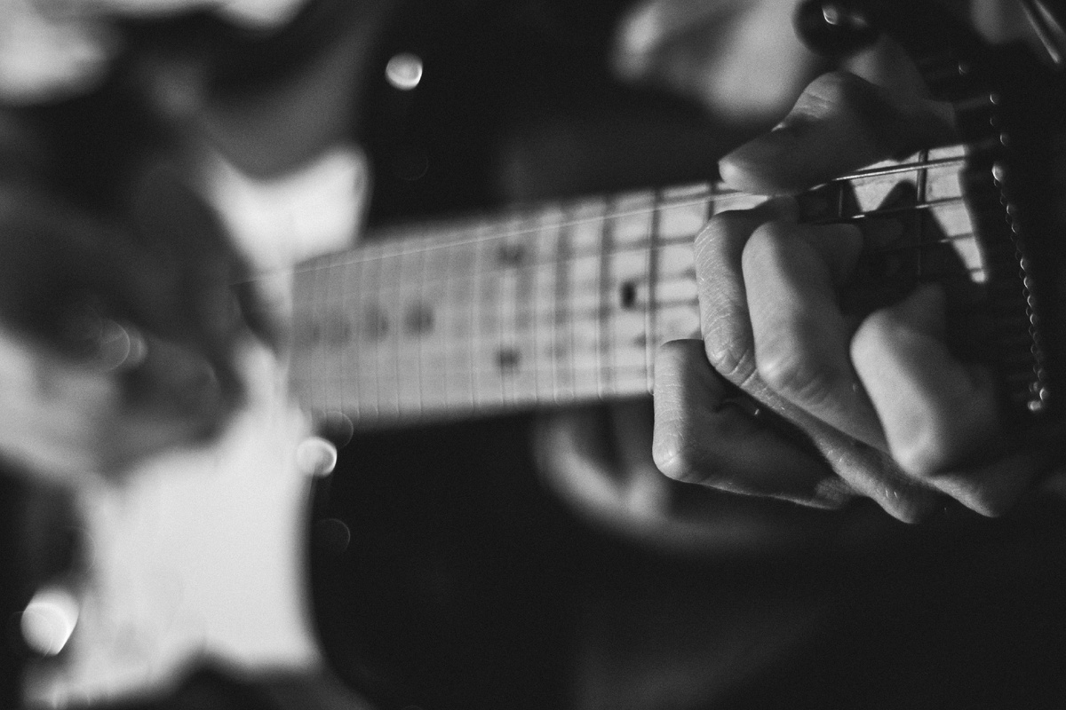 Источник: https://unsplash.com/photos/grayscale-photo-of-person-playing-guitar-Hz3Kjzgyv_Q