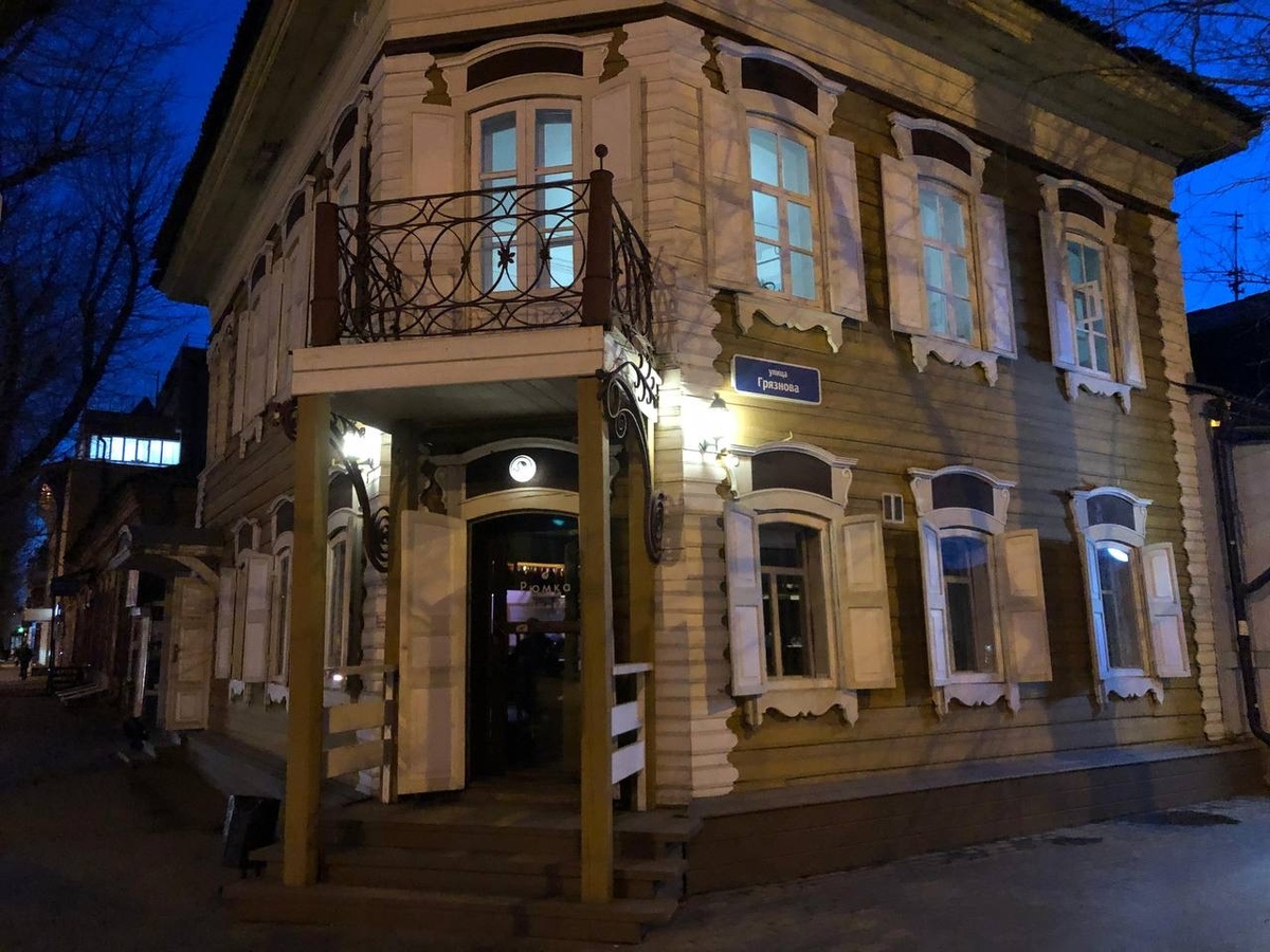 Бар-рюмочная «Рюмка» расположена в Иркутске по адресу: ул. Дзержинского, д.11