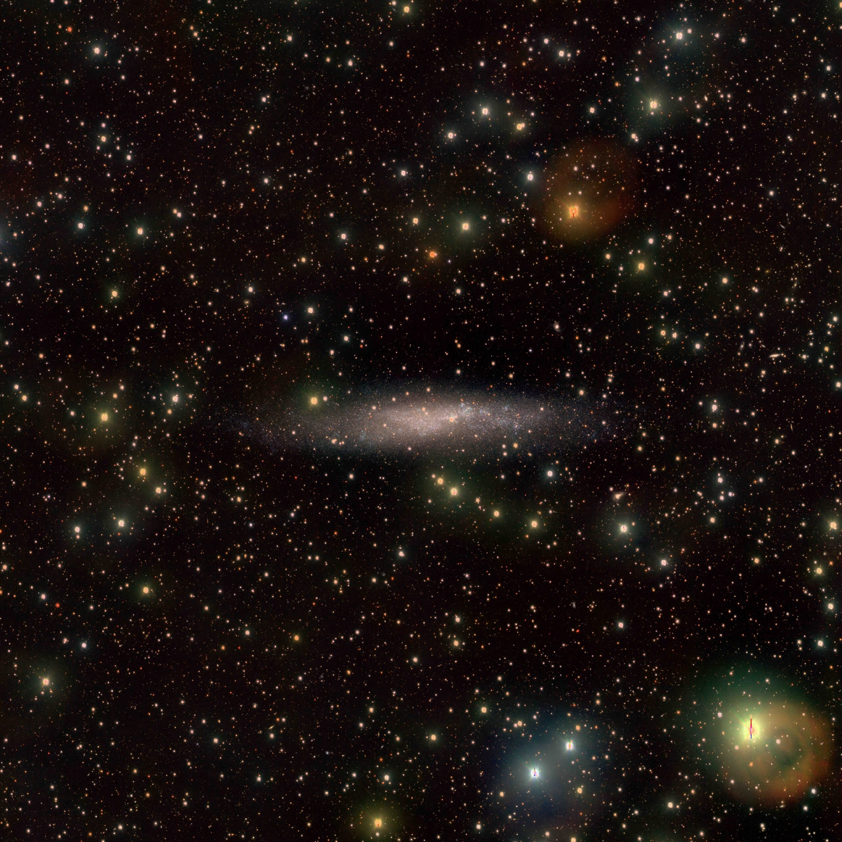 Неправильная галактика NGC 3109, расположенная на расстоянии около 4 миллионов световых лет от Земли, была запечатлена с помощью телескопа VST. Исследование проводилось под руководством INAF и К. Торторы в 2024 году.