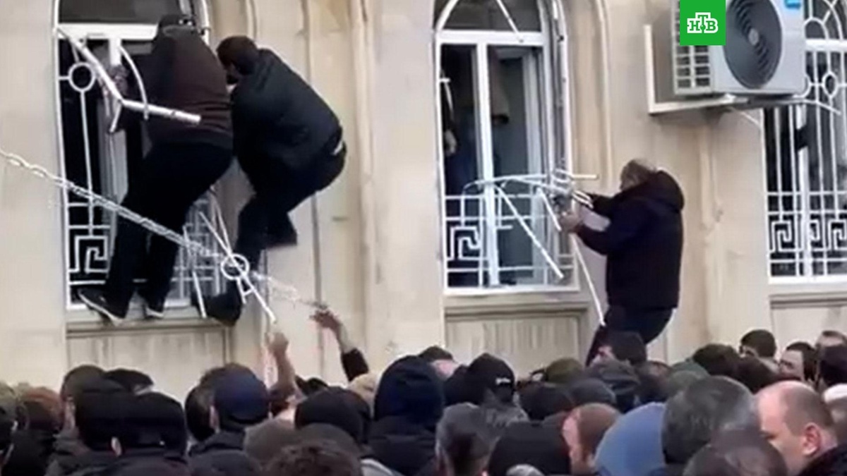    Протестующие в Абхазии прорвались в здание парламента