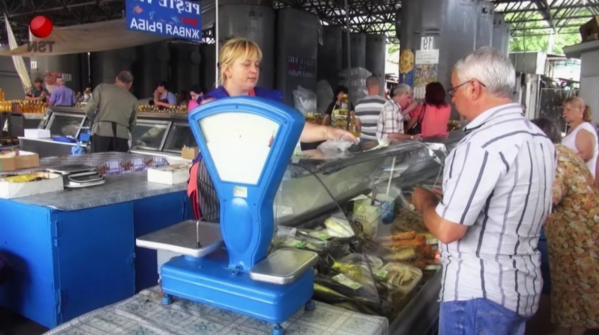 Мало кто видит, что их обвешивают, на то и расчет. 