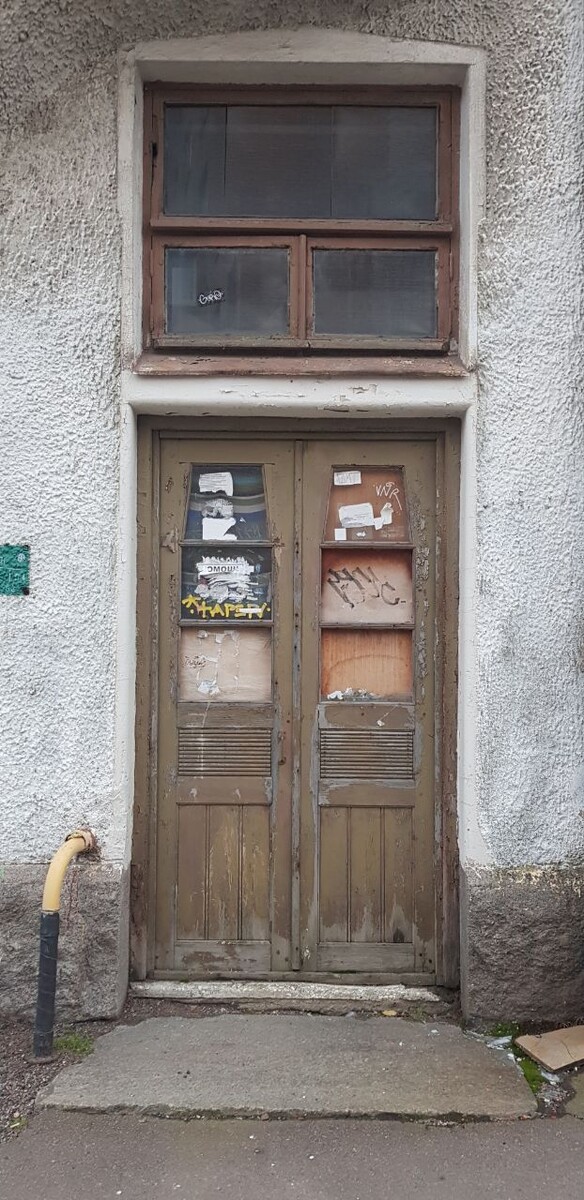 Единственная сохранившаяся в Выборге историческая уличная дверь в стиле Северный Модерн в доме на Некрасова 3.