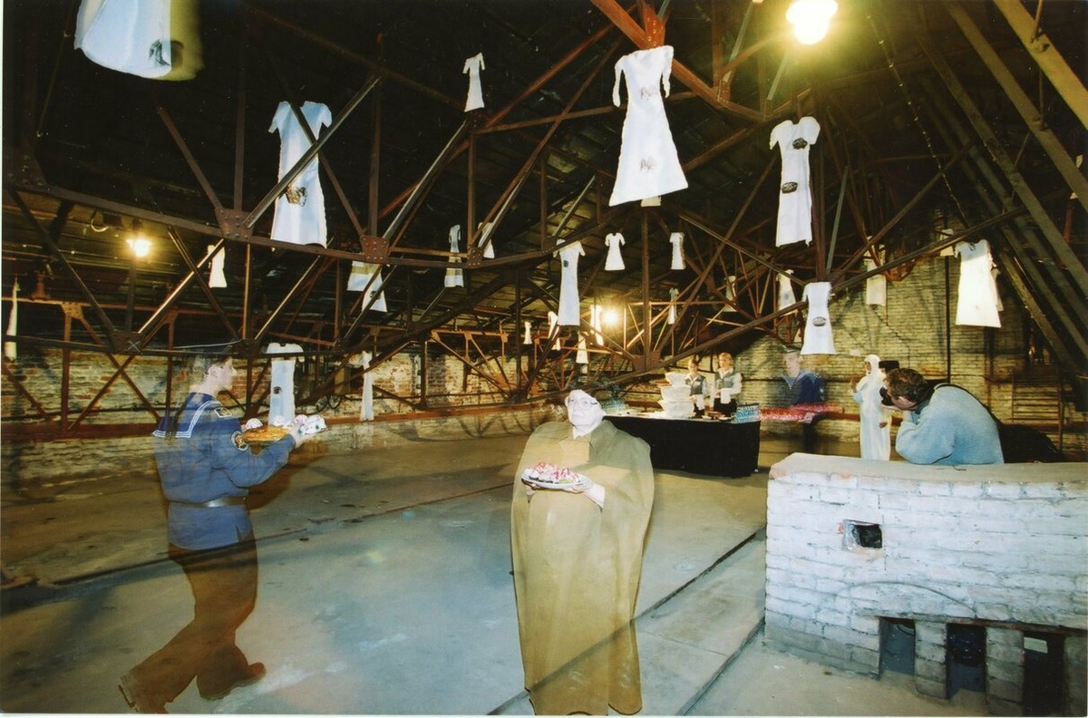 Фабрика найденных одежд. Перформанс «107 страхов». Чердак в Эрмитаже. 2001. RAAN 