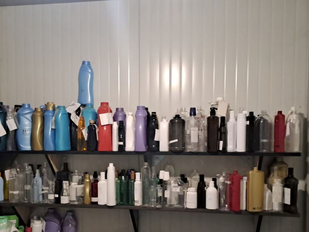 Образцы продукции, которую производит завод. Листайте вправо.