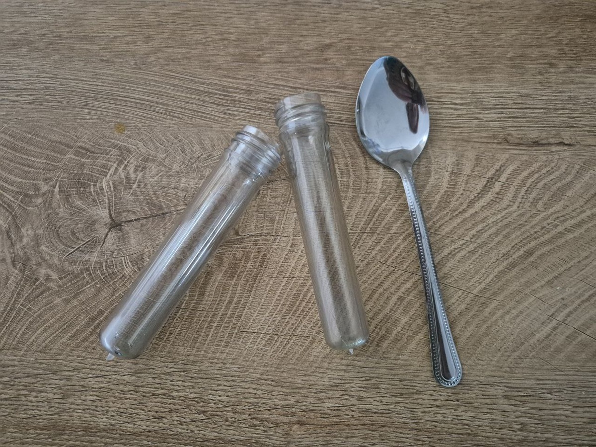 А вот пример заготовок, которые потом раздуют до размера флаконов (для понимания мастштаба - рядом десертная ложка).