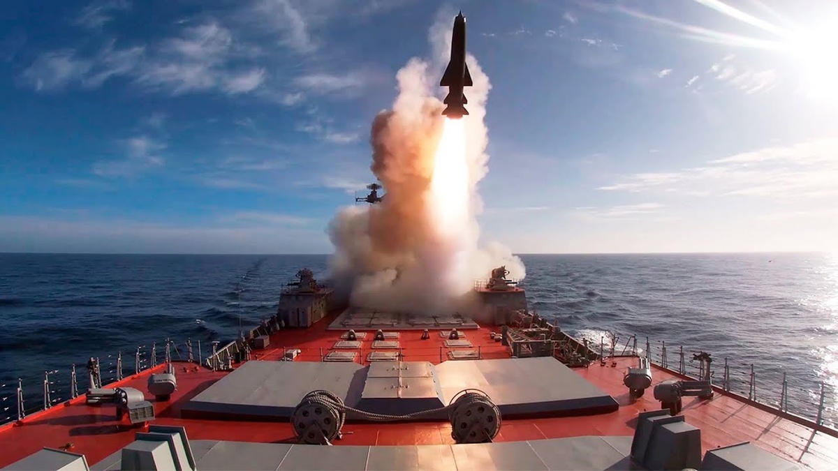 До модернизации основным вооружением крейсера были 20 противокорабельных ракет "Гранит". Источник: Яндекс.Картинки