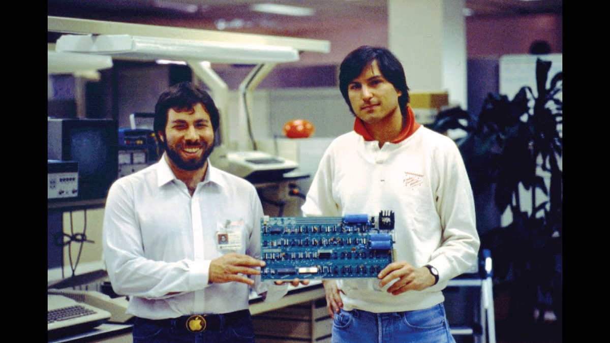 Стив Возняк слева и Стив Джобс справа. Фото из открытых источников