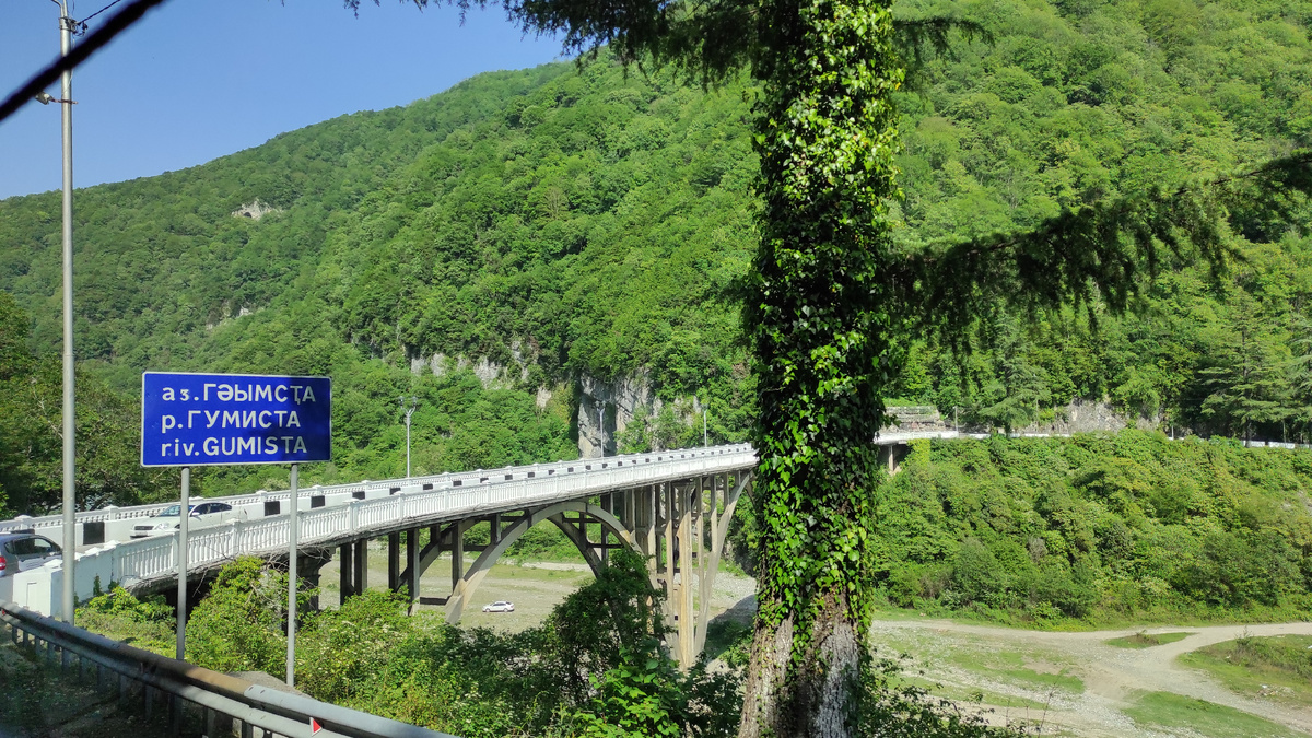 Красивый мост через Гумисту - чать главной дороги от Сочи до Сухума. Фото: Кирилл Полиенко/Polienko: путешествуем вдвоём