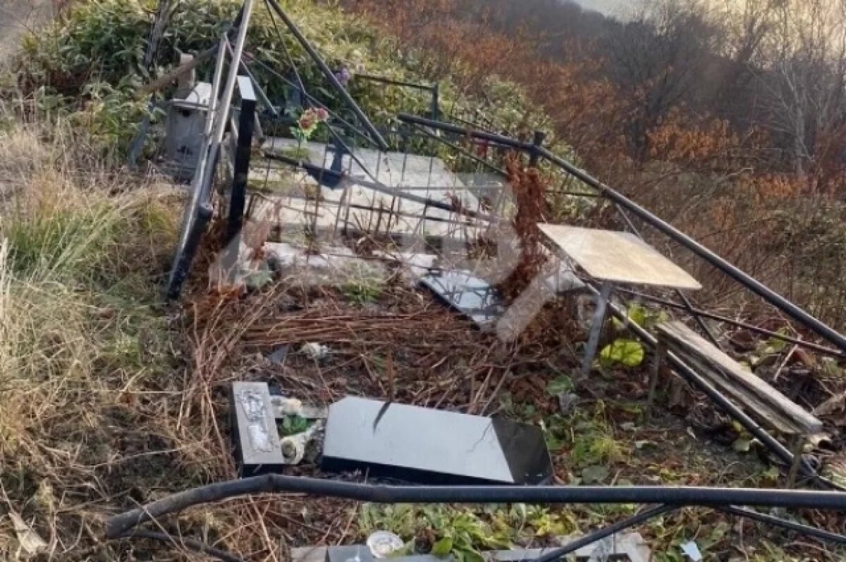   Могилы разрушили на кладбище в Холмске