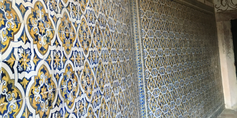 Визитной карточкой Португалии стала плитка азулежу. Фото автора