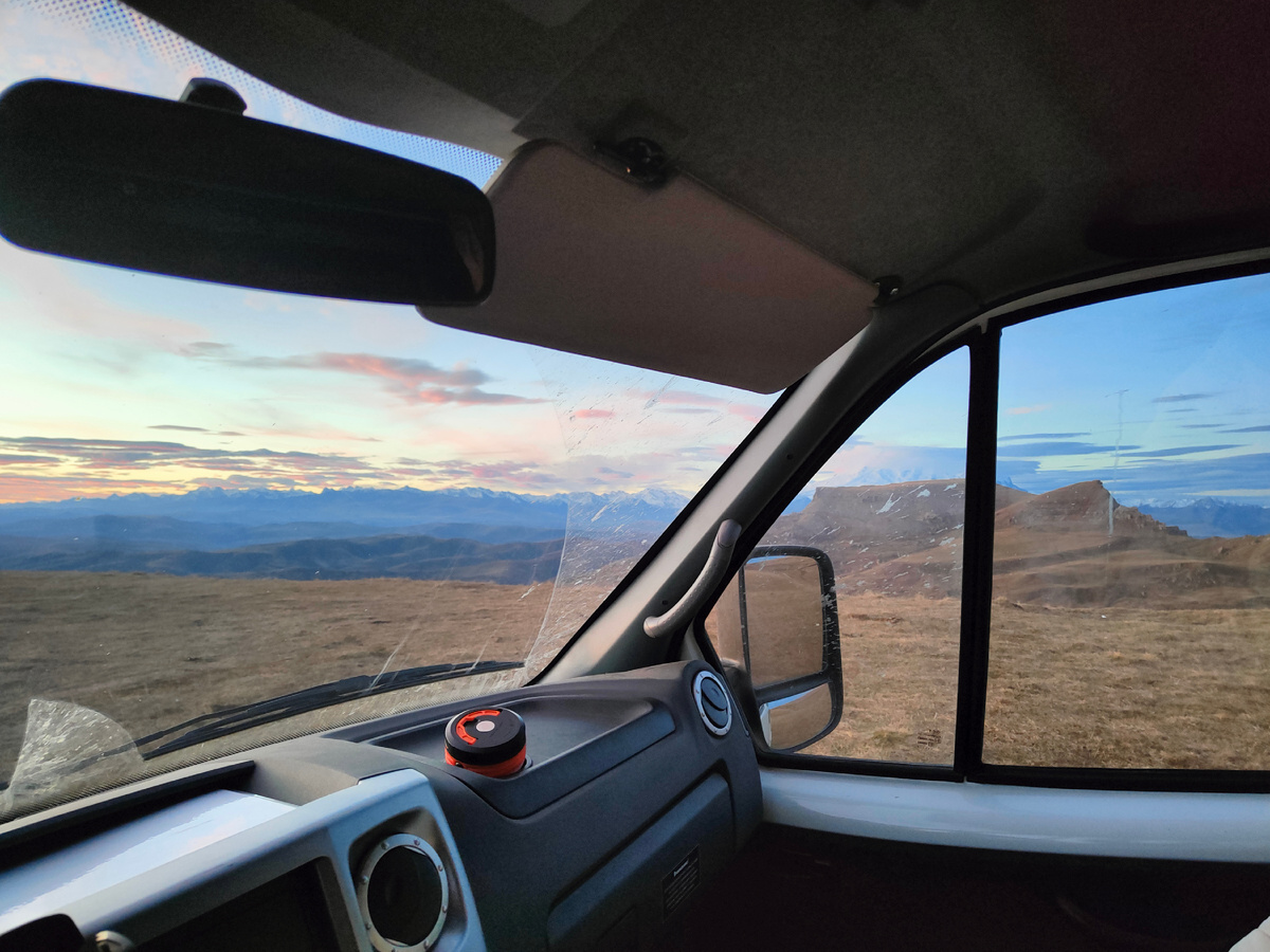 В бусике тепло.