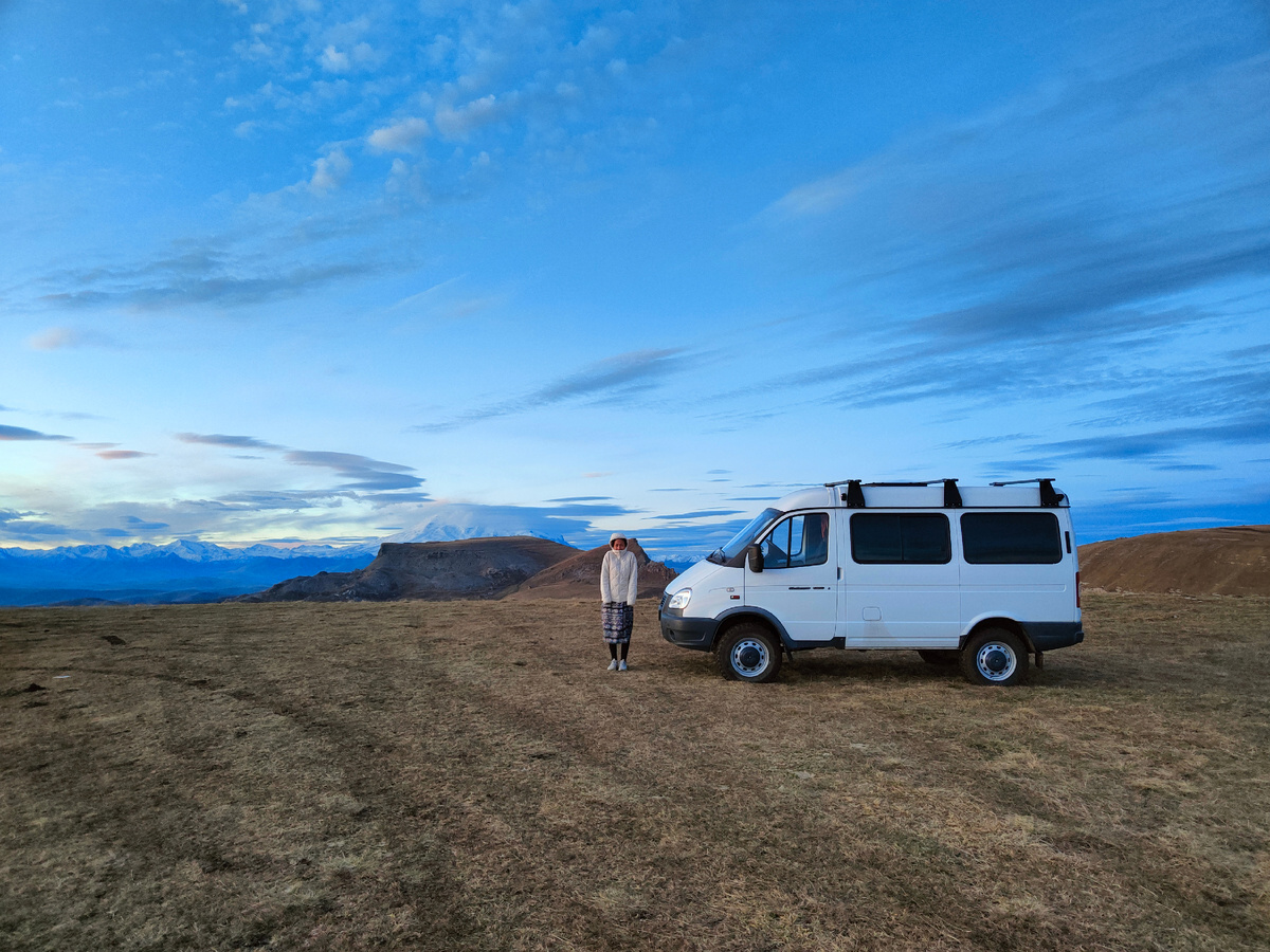 А на улице холодно и иней на траве.