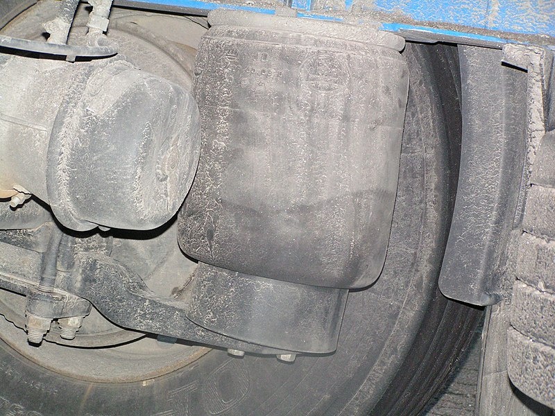 Пневмоподушка на своём месте у фуры .