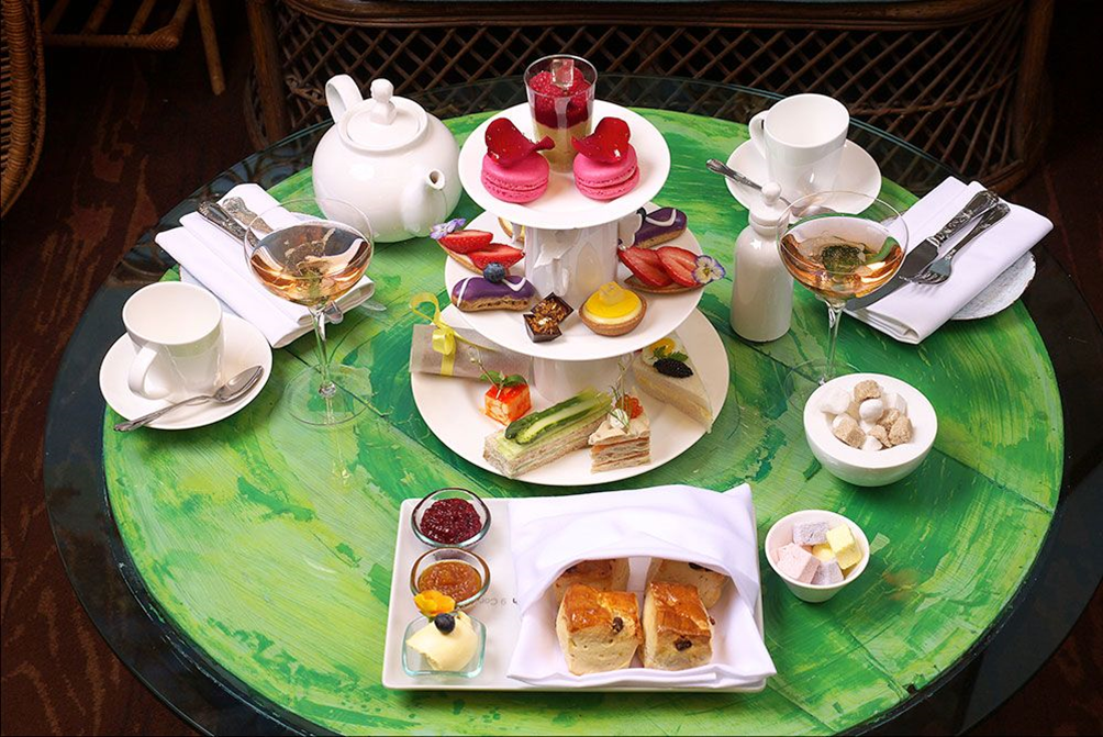 Чайный стол, сервированный по правилам, выглядит красиво и презентабельно.