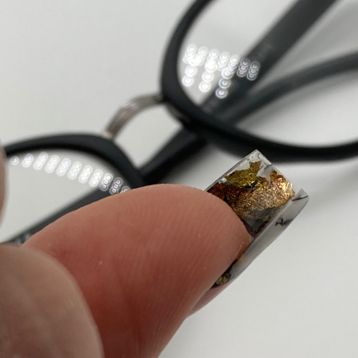 Единственным недостатком такой формы ногтей является как раз те самые углы, которые постоянно цепляются за одежду, колготки и со временем округляются в овал.