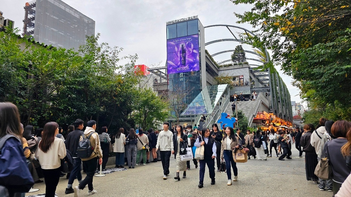 Было две очереди и я стояла справа, которая была к постаменту