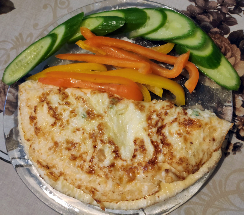 тарелка с омлетом и овощами