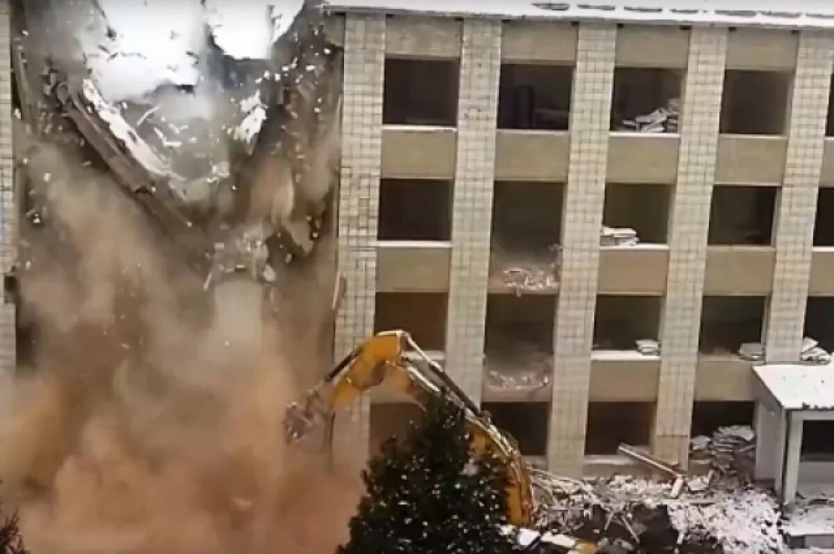    Здание ФМШ продолжают сносить в Академгородке Новосибирска