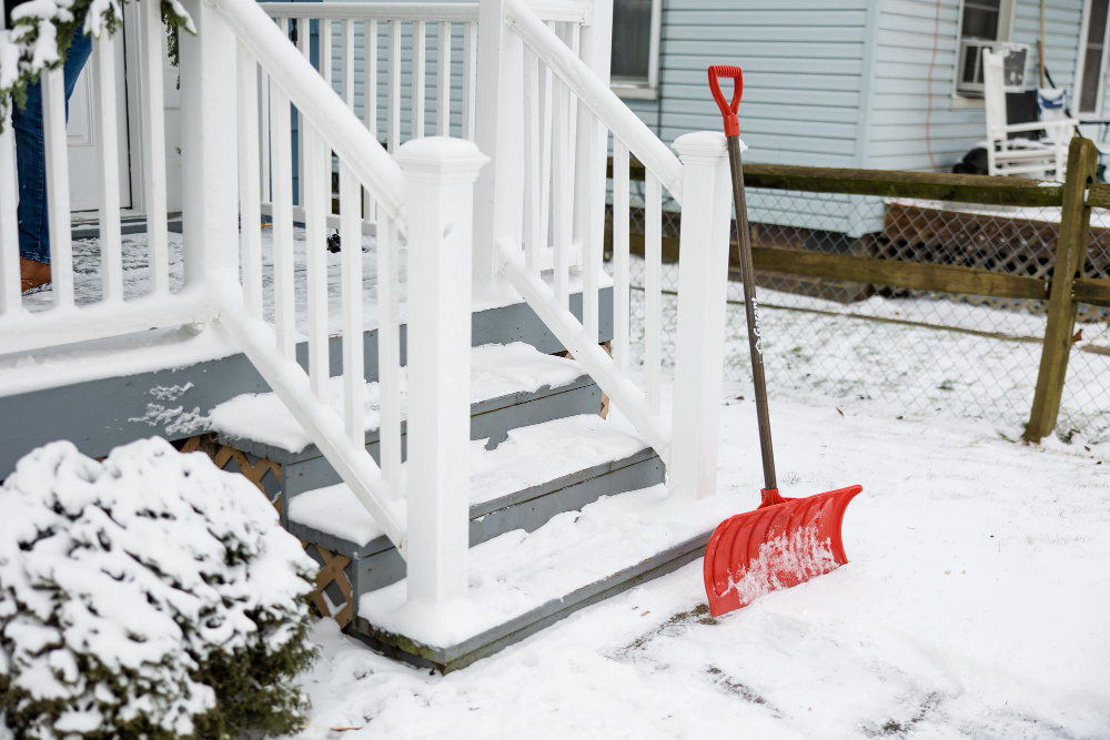 Наледь на крыльце загородного дома