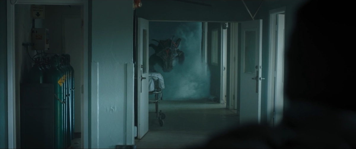 Кадр из трейлера "Хищные земли" (2024). Примерный образ монстров, которых показывают мельком.