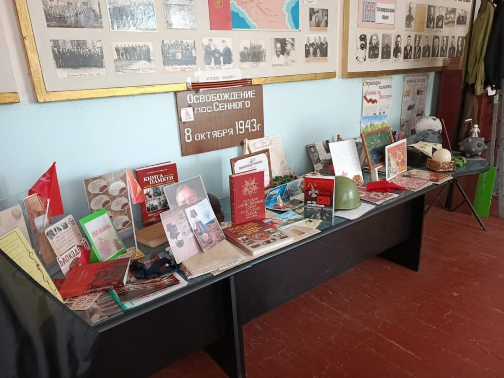    Одна из экспозиций в музее школы №8 посвящена Великой Отечественной войне. В двух витринах расположены старые каски, патроны, часть одежды и оружие. Фото Вероники Ващенко. tamannews