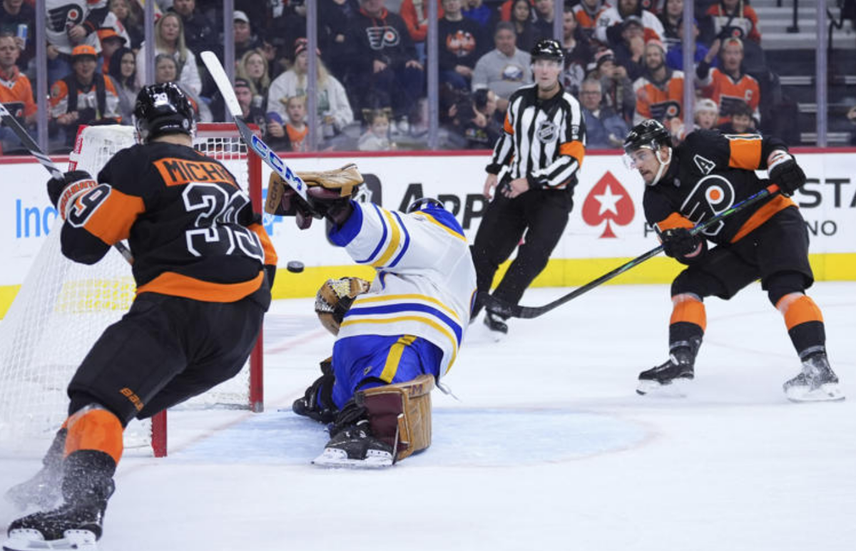 Матвей Мичков сделал классную голевую передачу на Трэвиса Конекны. Фото: НХЛ