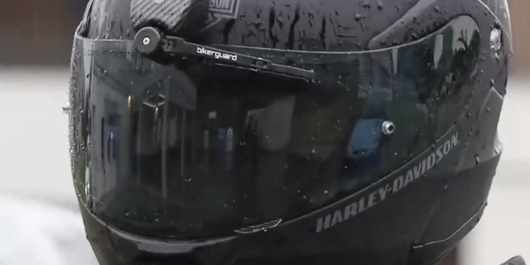 Дворник для шлема BIKERGUARD делает езду на мотоцикле безопаснее