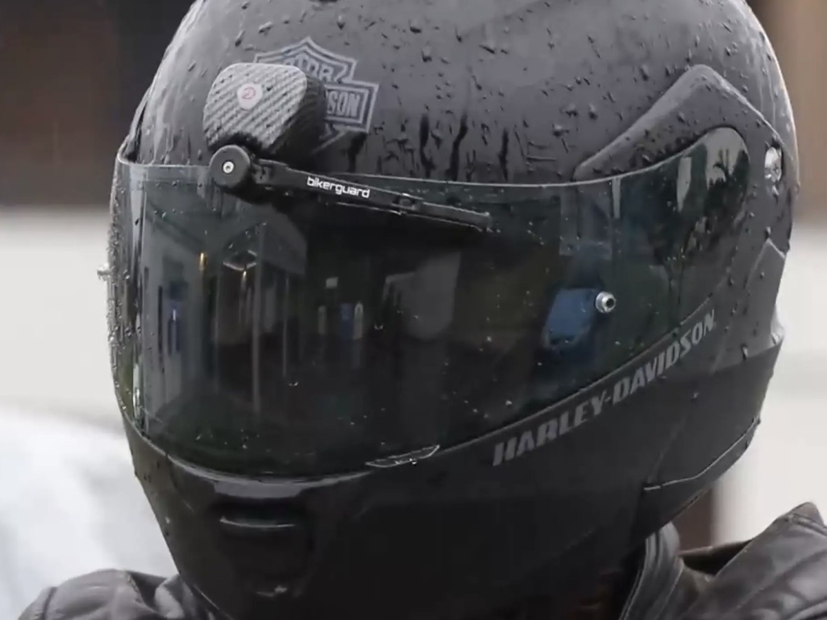    Дворник для шлема BIKERGUARD делает езду на мотоцикле безопаснее