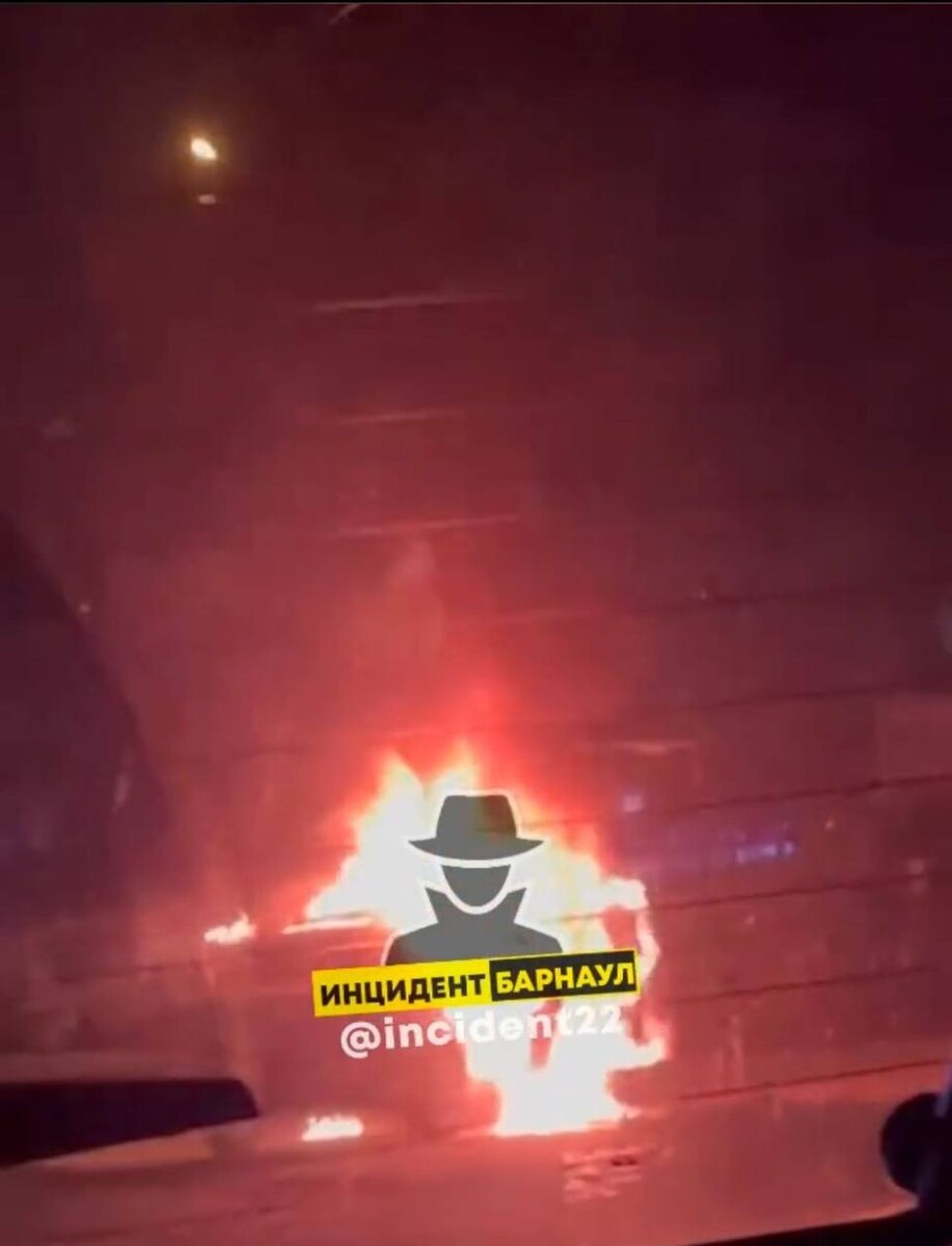    Горящий автомобиль. Источник: t.me/incident22