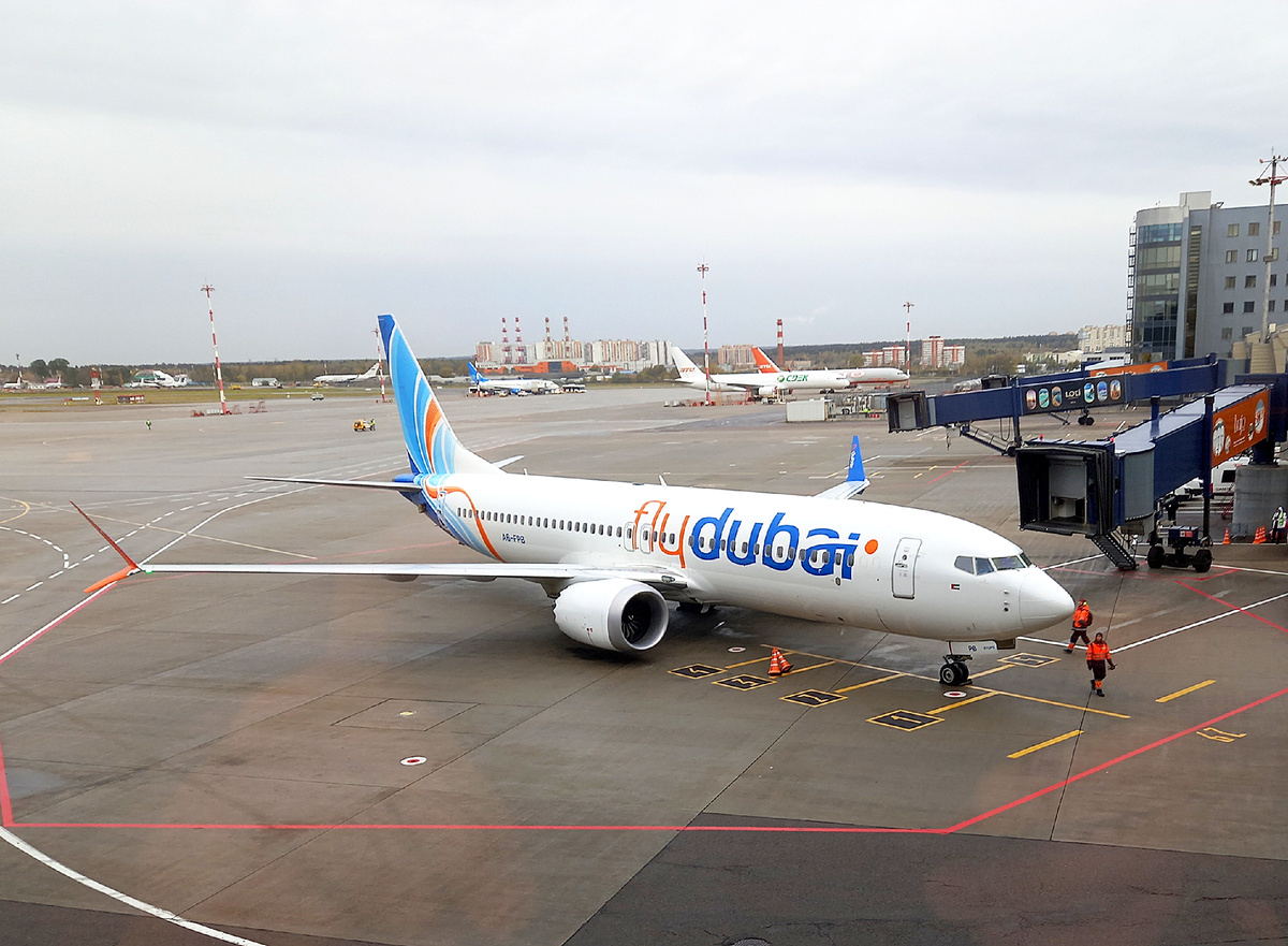 Самолет компании FlyDubai в аэропорту Внуково. Москва. Россия.