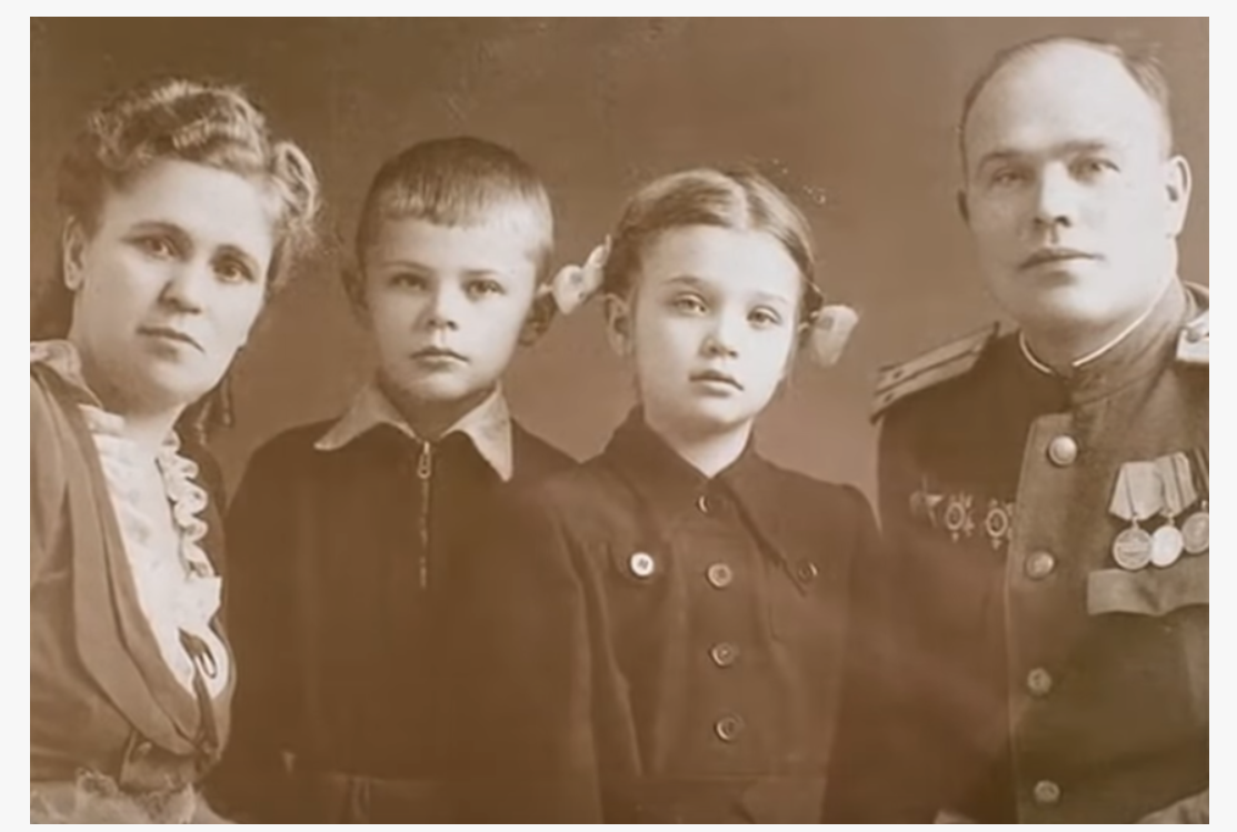 Светлана в детстве с родителями 