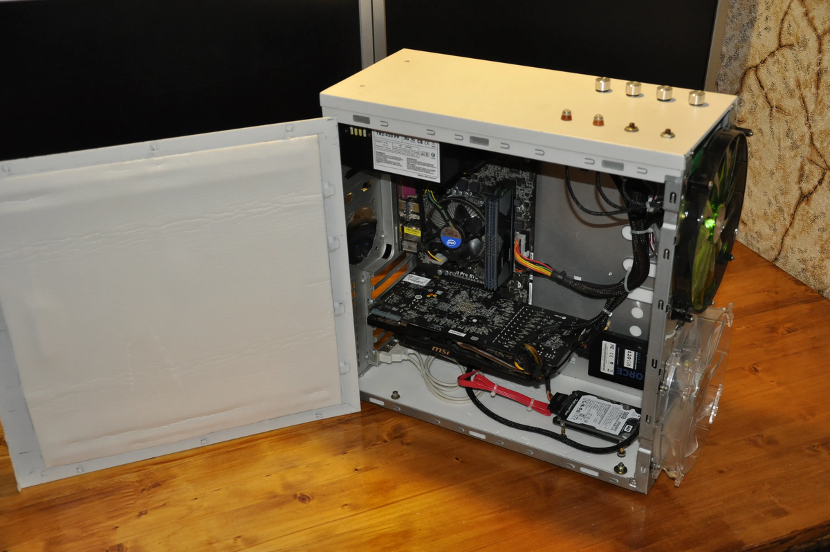 Здесь блок питания сверху. Фото: Modding.ru