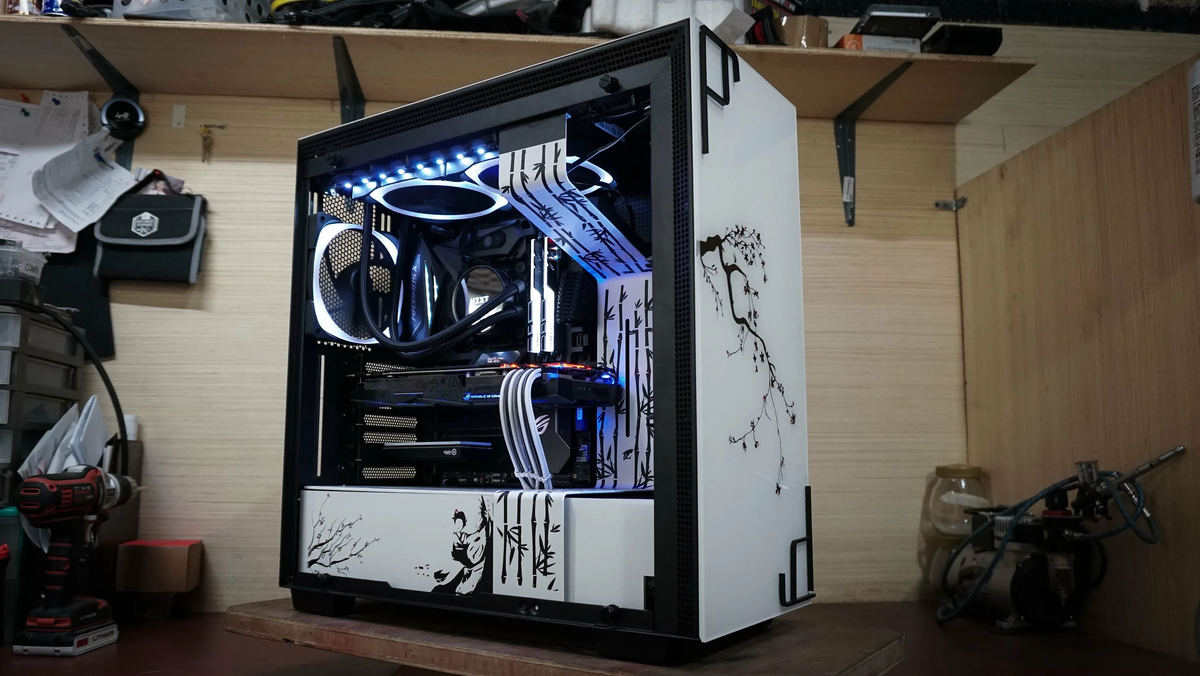 А вот тут блок питания внизу, под полкой. Фото: Papik.pro