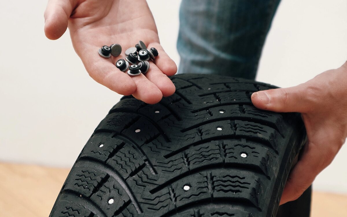 Важный этап при подборе шипов — правильная оценка подходящего размера (Фото: Fire-n / Shutterstock / FOTODOM)