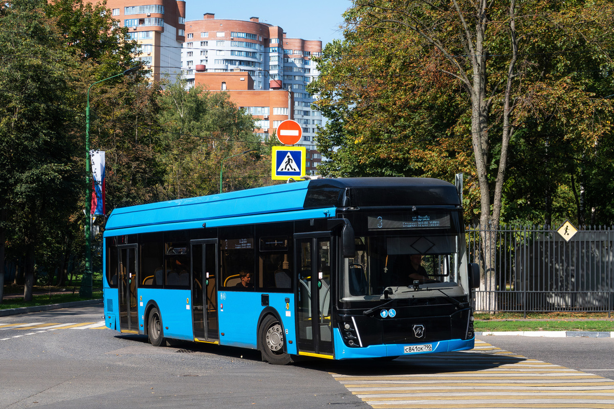 Опытный электробус "ЛиАЗ-6274" на испытаниях в подмосковном городе Химки.