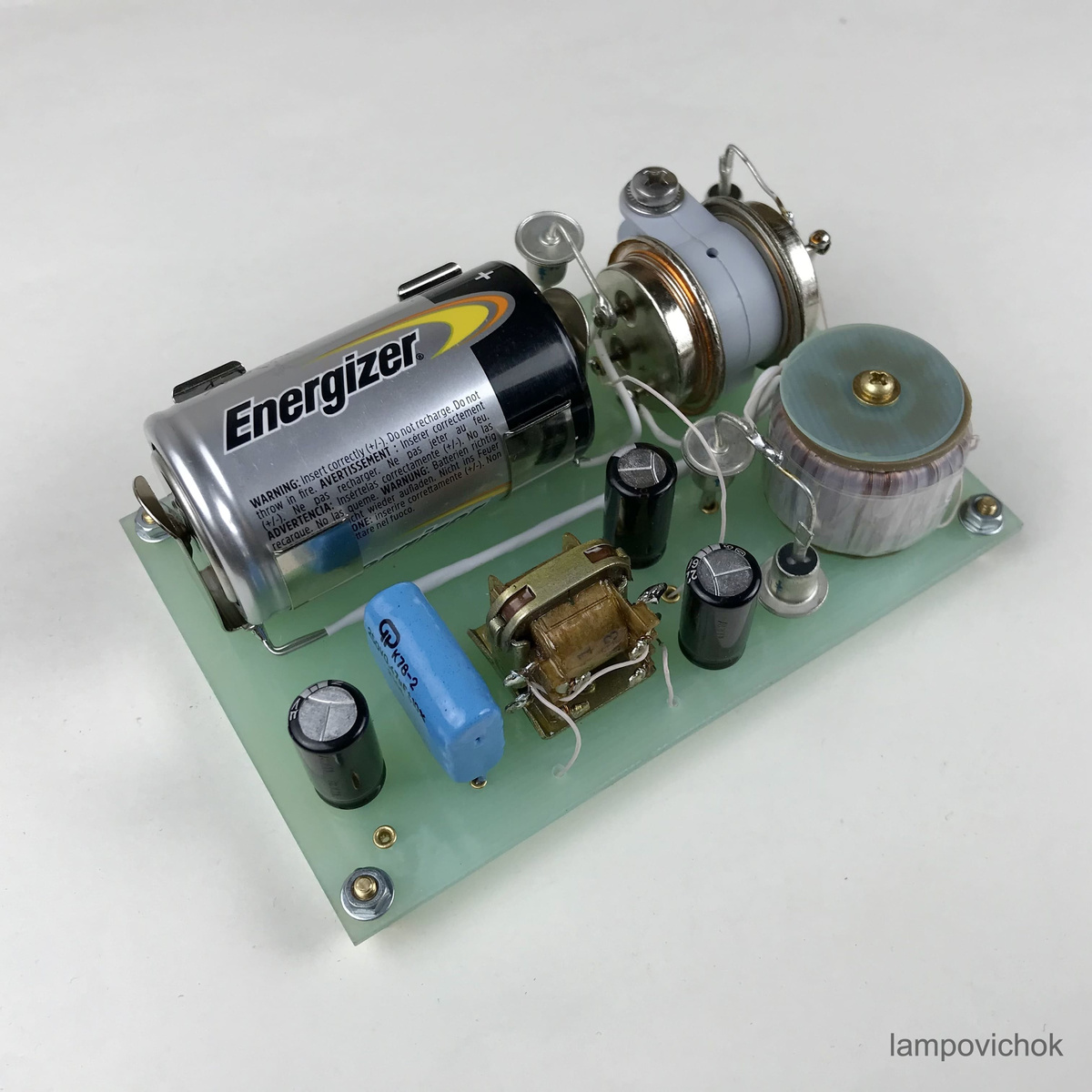 Однотрансформаторный инвертор с обратной связью по току и конденсаторно-диодной схемой умножения напряжения. 