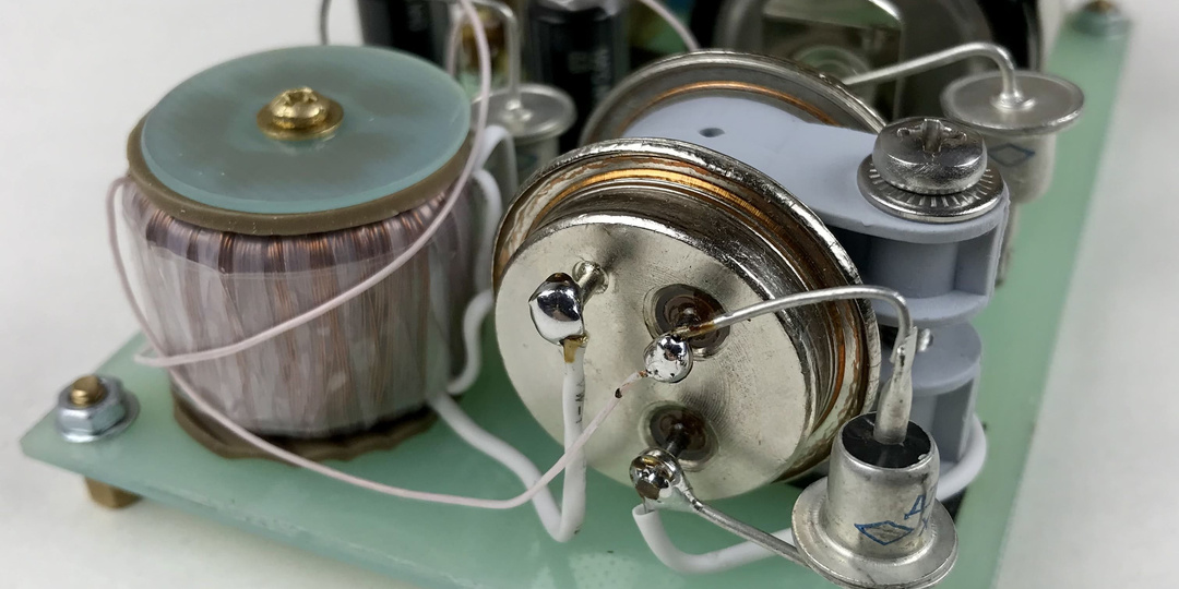 60-70 вольт от одной батарейки. Германиево-пермаллоевый преобразователь для лампового радиоприёмника.