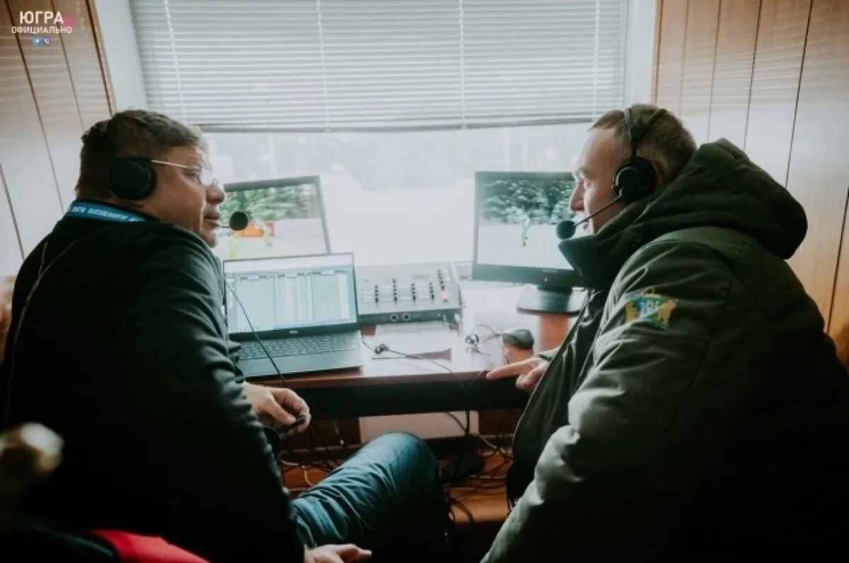    В комментаторской будке встретились глава округа и известный телеведущий.