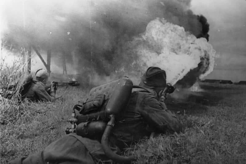 Советские огнеметчики. Великая Отечественная война. Источник: http://uniformuseum.ucoz.net/news/ognennyj_podvig_o_nagrazhdenijakh_voinov_ognemjotchikov_v_gody_velikoj_otechestvennoj_vojny/2021-12-18-440