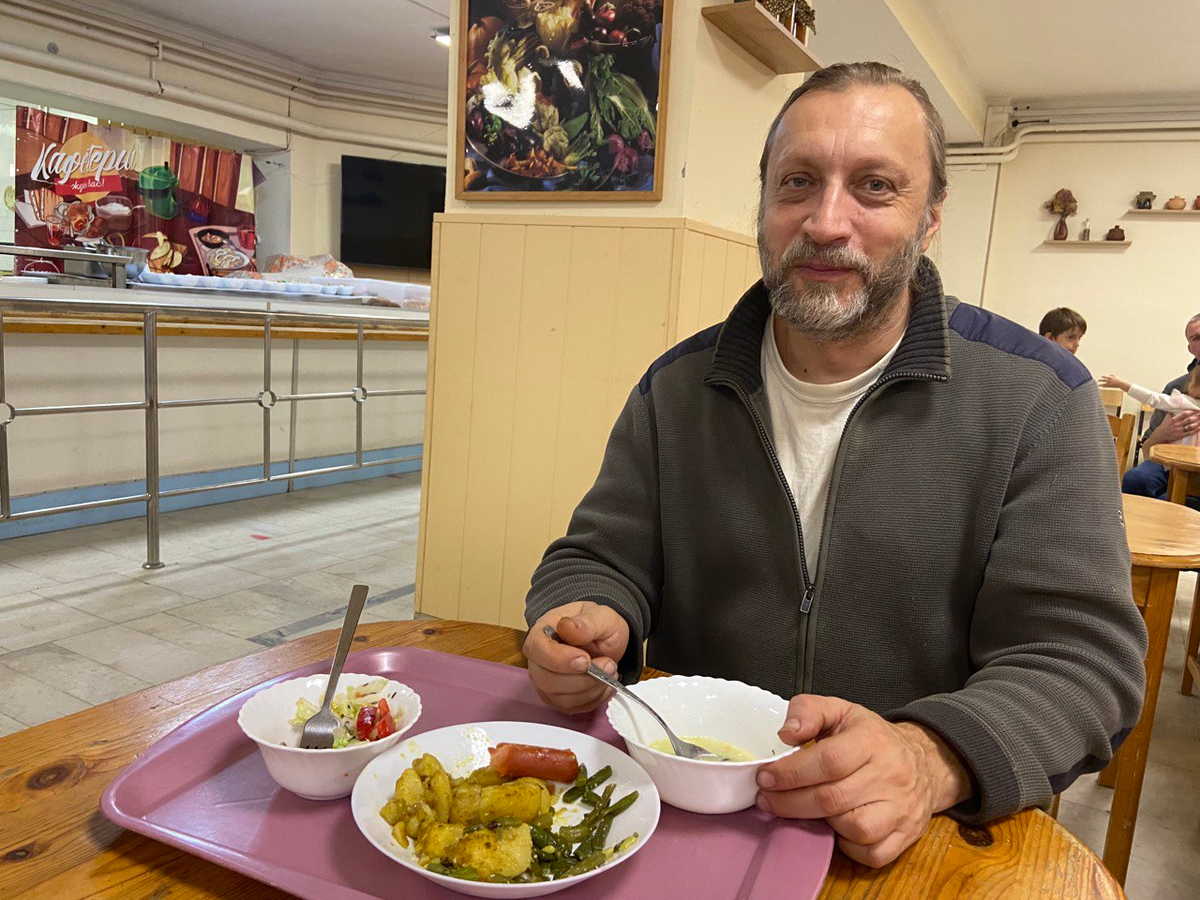 В школьной, студенческой столовой. 