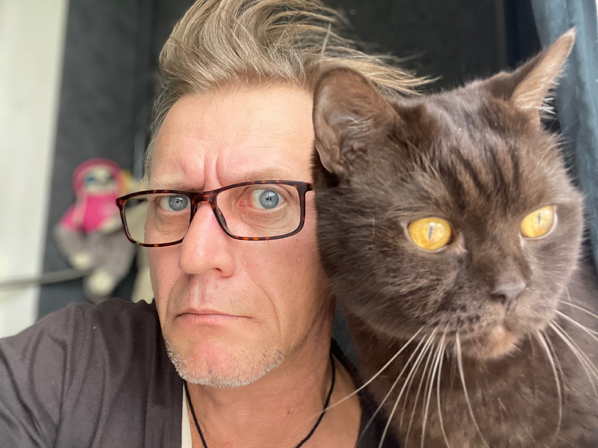 На фото Игнат Ословски, известен в малых кругах как бизнесмен с рынка, ларёк 4