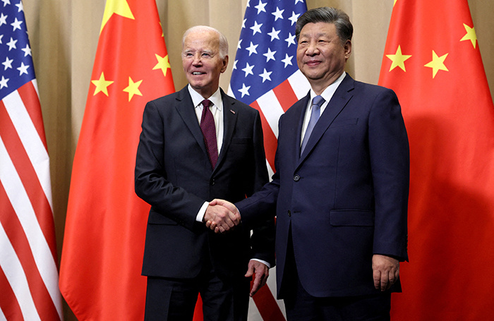    Председатель КНР Си Цзиньпин (справа) и президент США Джо Байден встретились «на полях» саммита Азиатско-Тихоокеанского экономического сотрудничества (АТЭС) в столице Перу Лиме.Leah Millis/Reuters