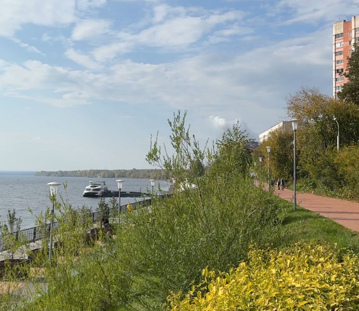 Многоуровневая набережная с модным мобильным озеленением