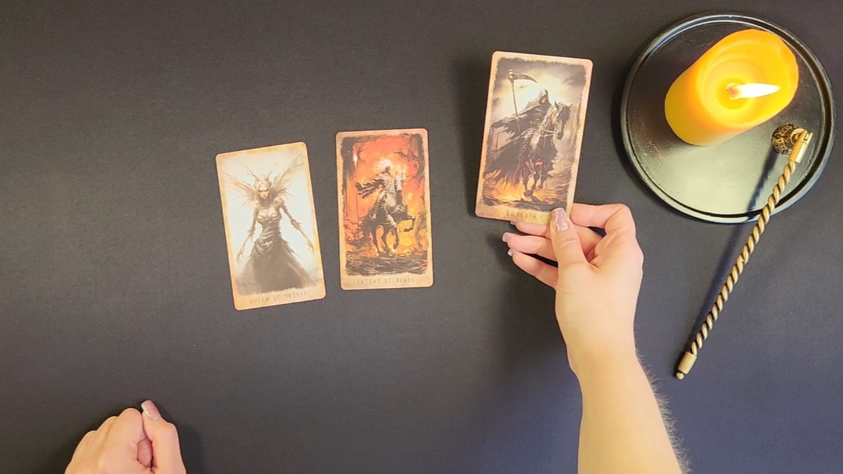 На вопрос: "Является ли Иван Охлобыстин реинкарнацией царя Ивана Грозного?" - выпала карта Королева Мечей. На вопрос: "Применял ли он магию худу для переселения души из тела в тело?" - выпала карта Рыцарь Жезлов. На вопрос: "Иван Охлобыстин специально старается быть похожим на царя Ивана Грозного и это продуманный пиар-ход?" - выпала карта Смерть