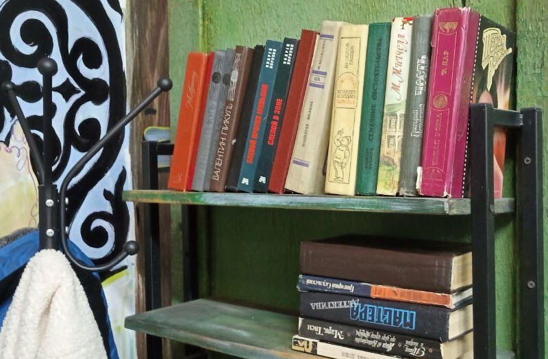    Буккроссинговая полка в пекарне «Булка» (фото Ивана Ширяева)