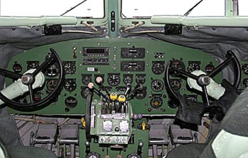 На фото:кабина пилотов с-та Ли-2.
